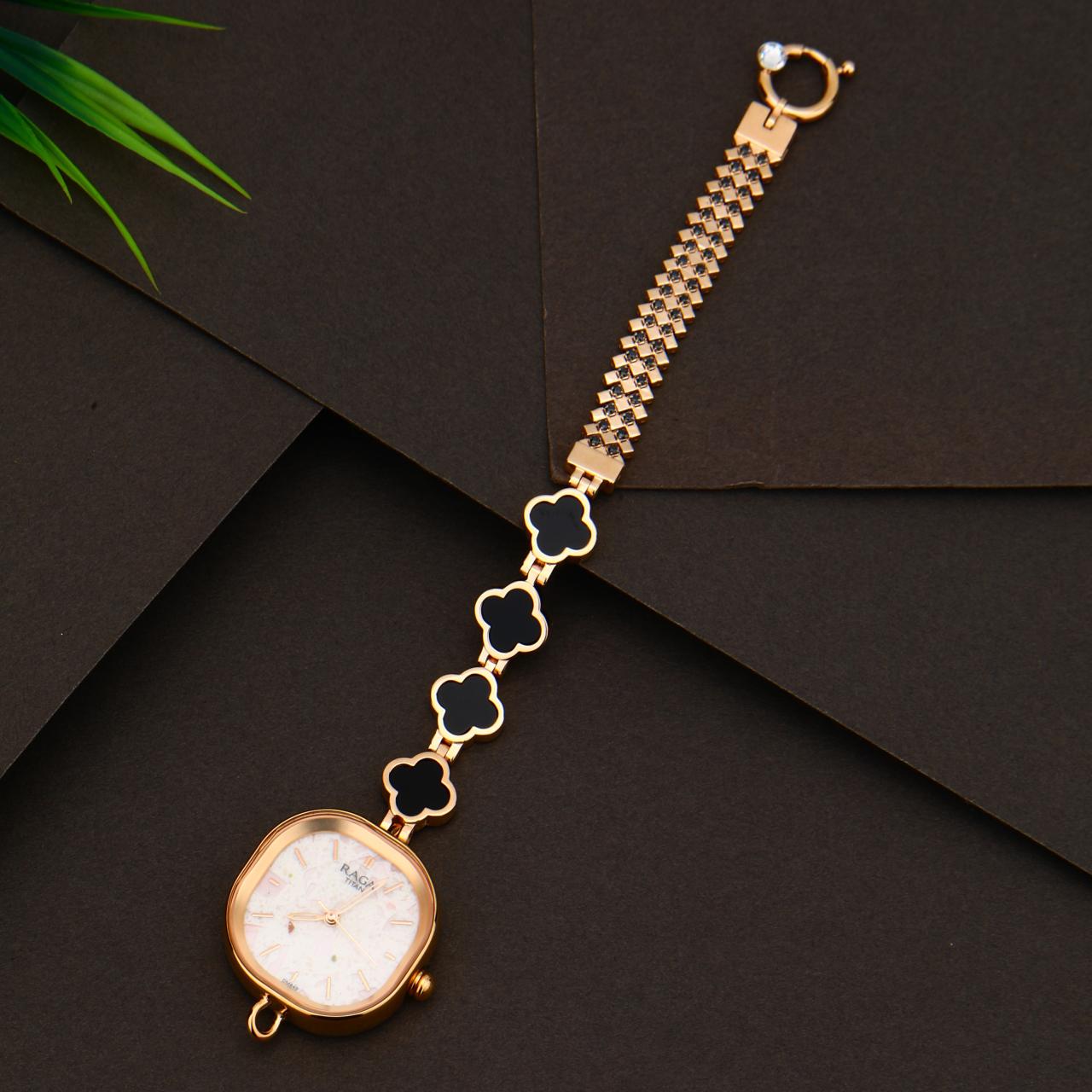 Van Cleef Italian Watch Satva Gold