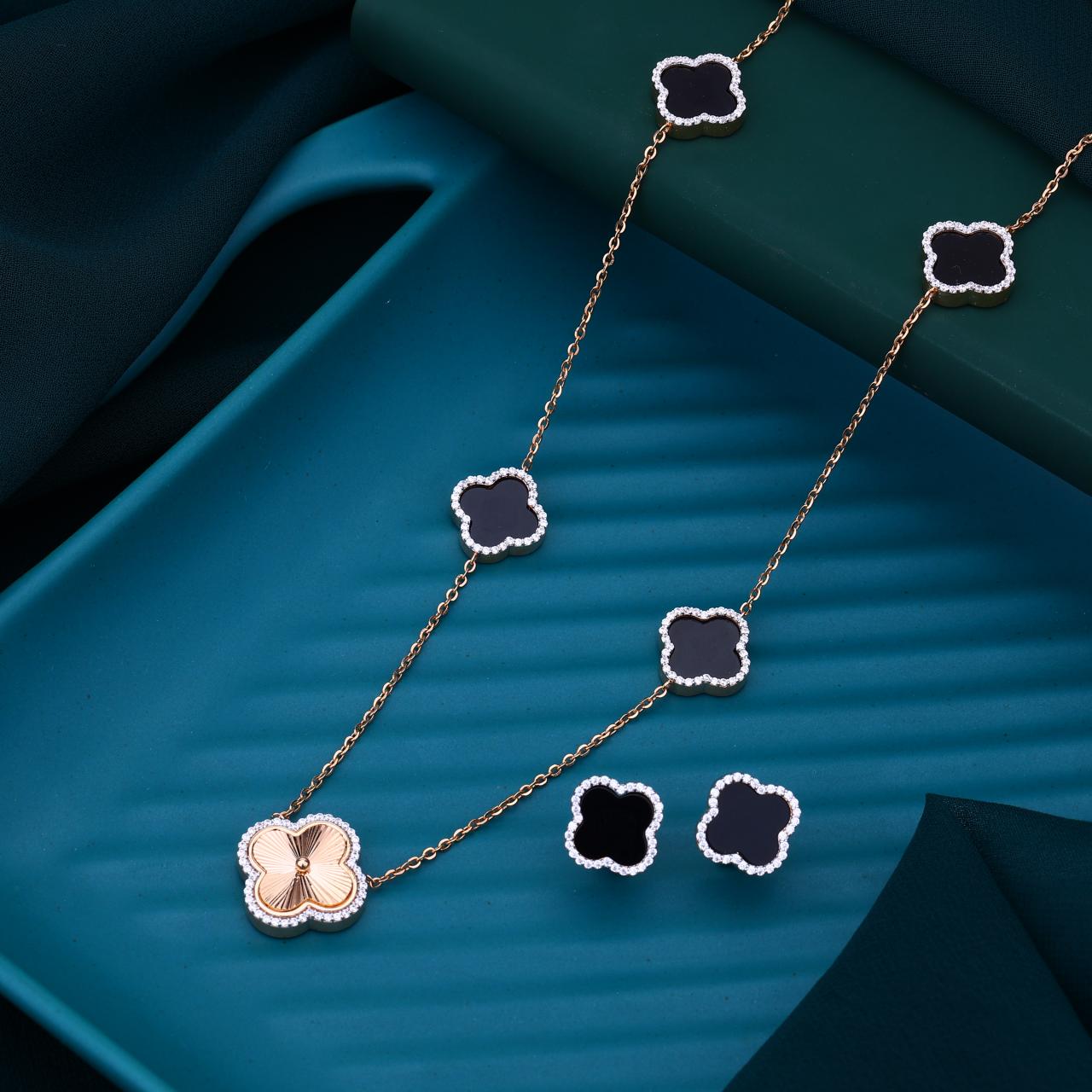 Van Cleef Chain Pendant Set